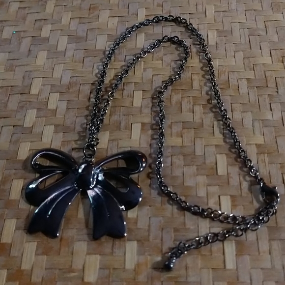 $10 SALE 😻 Metallic Bow Necklace - Picture 2 of 3